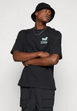 YOURTURN CHEST TEE UNISEX - T-shirt Z Nadrukiem - 802 - Black -Yourturn 0df043f7336d4498b652bc179d5ab6ee scaled