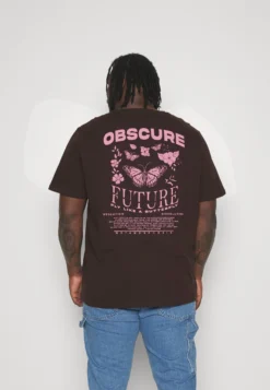 YOURTURN T-shirt Z Nadrukiem - Dark Brown -Yourturn 13116ad3a1c34e15a12a2ff09004abbc scaled