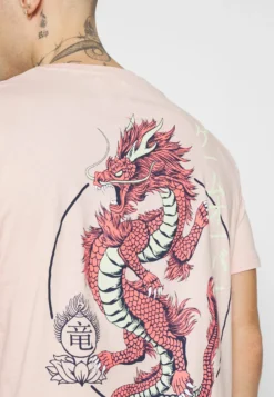 YOURTURN UNISEX - T-shirt Z Nadrukiem - Pink -Yourturn 167669994d204c90926875fd153b2b39 scaled