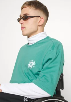 YOURTURN UNISEX - T-shirt Z Nadrukiem - Green -Yourturn 17be3a3f672d46c681c895fbc812b8fb scaled