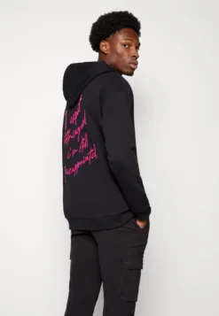 YOURTURN EMBROIDERED TEXT HOODIE UNISEX - Bluza Z Kapturem - Black 9 YOURTURN EMBROIDERED TEXT HOODIE UNISEX - Bluza Z Kapturem - Black -Yourturn 1b00bdfa4f184078b8b4af421ae91c6b scaled