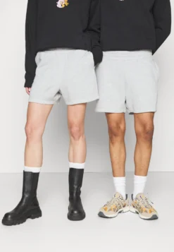 YOURTURN UNISEX - Szorty - Light Grey -Yourturn 1b8e0083a1354caa82f4164849fc74af scaled