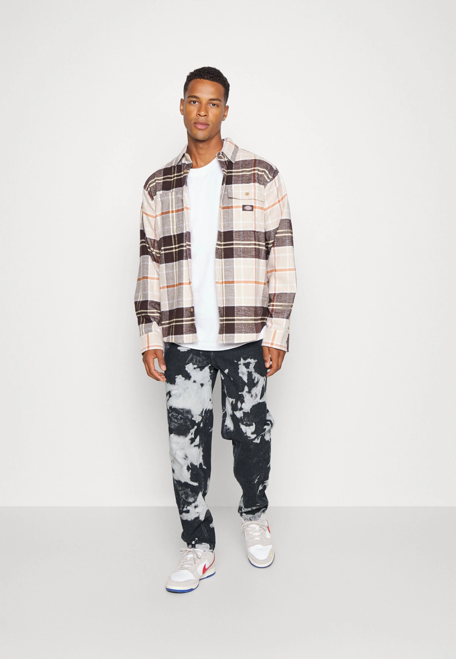 YOURTURN UNISEX MOONWASH UNISEX - Jeansy Relaxed Fit - Black 2 YOURTURN UNISEX MOONWASH UNISEX - Jeansy Relaxed Fit - Black - obrazek 2