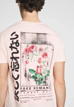 YOURTURN T-shirt Z Nadrukiem - Pink -Yourturn 20bbfa5e6acb4c9c85779511a8063444 scaled