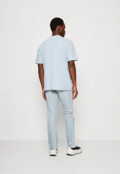 YOURTURN UNISEX - T-shirt Z Nadrukiem - Light Blue -Yourturn 20f9cd4319a54db6867701868e57b5ea scaled