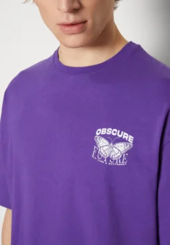 YOURTURN NOSTALGIA FUTURE TEE UNISEX - T-shirt Z Nadrukiem - Purple -Yourturn 24a978bdabcd4cd6a1b0dca363cb0175 scaled