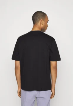 YOURTURN TEE UNISEX - T-shirt Z Nadrukiem - Black -Yourturn 24d8e17574ac4a9ea8d29bcc18acfeb8 scaled