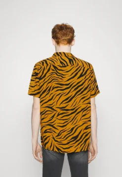 YOURTURN GENDERLESS RESORT - Koszula - Black -Yourturn 26a0454ac9574b92a5d21d45545ffa8f scaled