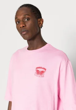 YOURTURN NOSTALGIA FUTURE TEE UNISEX - T-shirt Z Nadrukiem - Pink -Yourturn 2c7e9a8267c24ab68707f78a01b1d56e scaled