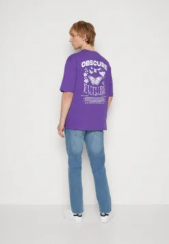 YOURTURN NOSTALGIA FUTURE TEE UNISEX - T-shirt Z Nadrukiem - Purple -Yourturn 2d839d25c2b84fd3af3e4aec65254a06 scaled