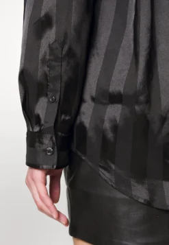 YOURTURN FESTIVE UNISEX - Koszula - Black -Yourturn 3336668376054e4d9be3dadb39406a5a scaled