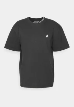 YOURTURN T-shirt Z Nadrukiem - Black -Yourturn 3946b8e6bebc4e62b439e4570276cac6 scaled