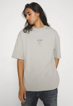 YOURTURN UNISEX - T-shirt Z Nadrukiem - Dark Grey -Yourturn 40be2fa0fa494771ade580b977894c8b scaled