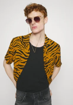 YOURTURN GENDERLESS RESORT - Koszula - Black -Yourturn 48acc44811bf43d09c3968035f6f8ac4 scaled