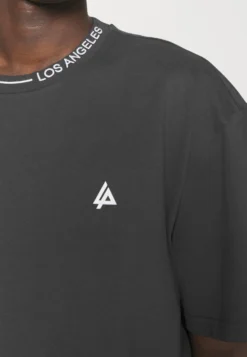 YOURTURN T-shirt Z Nadrukiem - Black -Yourturn 4a3afea8d3c644188f4bc404a6541f09 scaled