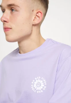 YOURTURN UNISEX - T-shirt Z Nadrukiem - Purple 18 YOURTURN UNISEX - T-shirt Z Nadrukiem - Purple -Yourturn 4e1d2805b411430aa1d05b1e1adb0534 scaled