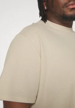 YOURTURN UNISEX - T-shirt Basic - Light Green/ Off-white -Yourturn 4efa04889fe14a52a8a0c10786bf9fb2 scaled