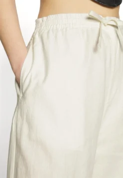 YOURTURN GENDERLESS PARACHUTE UNISEX - Spodnie Materiałowe - White -Yourturn 550eb4063f7e4f1cbca9890550f66ec1 scaled