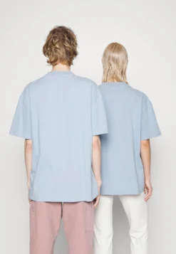 YOURTURN T-shirt Z Nadrukiem - Light Blue -Yourturn 57f33c04f3214027b1d896b854ab885b scaled