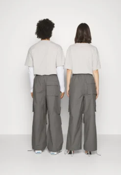 YOURTURN UNISEX - Spodnie Materiałowe - Dark Grey 9 YOURTURN UNISEX - Spodnie Materiałowe - Dark Grey -Yourturn 58eda4acd1d1457f86967830879392f8 scaled