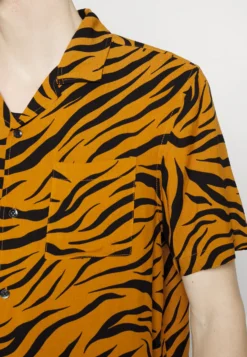 YOURTURN GENDERLESS RESORT - Koszula - Black -Yourturn 5dde879b65a447d297925fb578b18a6a scaled