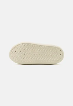 YOURTURN Sandały Kąpielowe - Off-white -Yourturn 5e1822d3af4d494fb344911f6afb6665 scaled