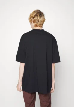 PHLUID PROJECT X YOURTURN UNISEX - T-shirt Z Nadrukiem - Black -Yourturn 634078e9cde943e18a8b5d4e456fec2e scaled