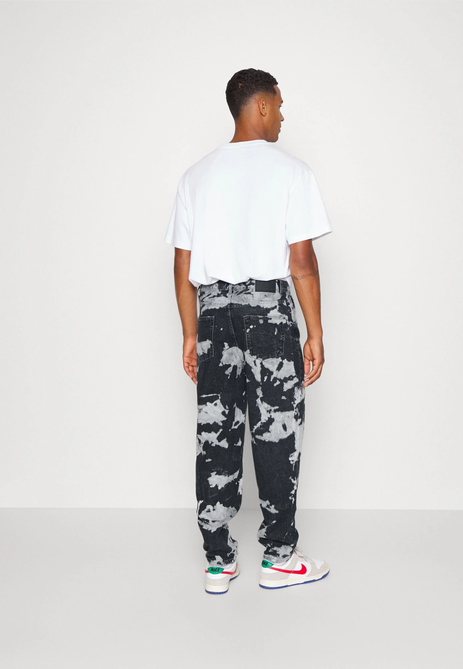 YOURTURN UNISEX MOONWASH UNISEX - Jeansy Relaxed Fit - Black 3 YOURTURN UNISEX MOONWASH UNISEX - Jeansy Relaxed Fit - Black - obrazek 3