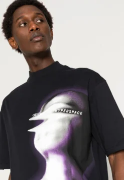 YOURTURN UNISEX - T-shirt Z Nadrukiem - Black -Yourturn 71633d781f4e4282bd687c86b02a7fd7 scaled