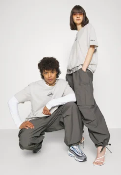 YOURTURN UNISEX - Spodnie Materiałowe - Dark Grey 10 YOURTURN UNISEX - Spodnie Materiałowe - Dark Grey -Yourturn 741c78c15743413996e063ab6b99670b scaled