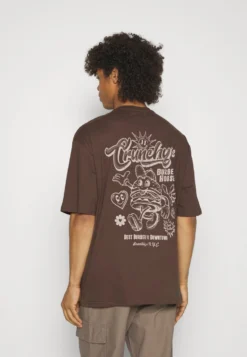 YOURTURN UNISEX - T-shirt Z Nadrukiem - Brown -Yourturn 7cae354142d045a5adeafb0f7c0ae165 scaled