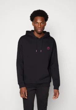 YOURTURN EMBROIDERED TEXT HOODIE UNISEX - Bluza Z Kapturem - Black 8 YOURTURN EMBROIDERED TEXT HOODIE UNISEX - Bluza Z Kapturem - Black -Yourturn 831f28d556604900b99533bf068001a6 scaled