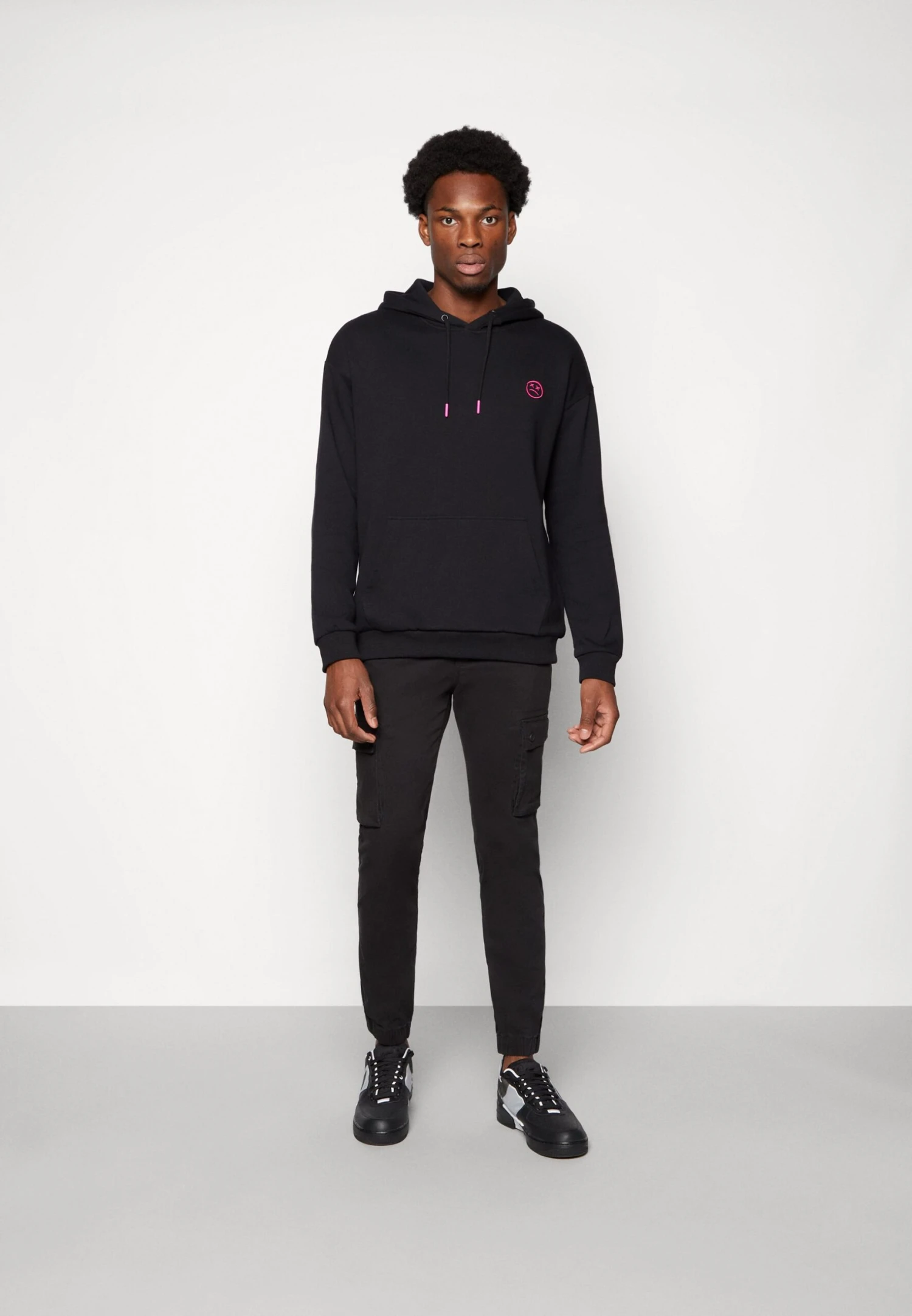 YOURTURN EMBROIDERED TEXT HOODIE UNISEX - Bluza Z Kapturem - Black 2 YOURTURN EMBROIDERED TEXT HOODIE UNISEX - Bluza Z Kapturem - Black - obrazek 2