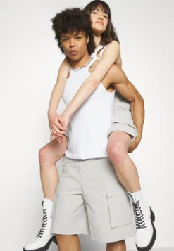 YOURTURN UNISEX - Szorty - Light Grey 10 YOURTURN UNISEX - Szorty - Light Grey -Yourturn 85d9b741d2b249b68f2e49464d4e5111 scaled