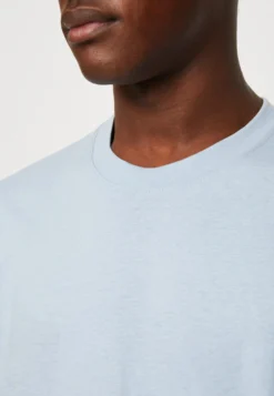 YOURTURN UNISEX - T-shirt Z Nadrukiem - Light Blue -Yourturn 870032fc84a046f4b46e42c37f3fabfe scaled