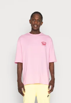 YOURTURN NOSTALGIA FUTURE TEE UNISEX - T-shirt Z Nadrukiem - Pink -Yourturn 874a9cb0584d41daa4ff79bb35283a3f scaled