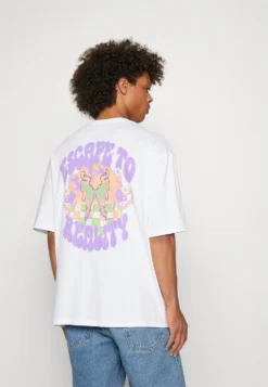 YOURTURN ESCAPE REALITY MYSTIC BUTTERFLYGRAPHIC - T-shirt Z Nadrukiem - White -Yourturn 87b71b18311848b6b82b9effc5fbbba5 scaled