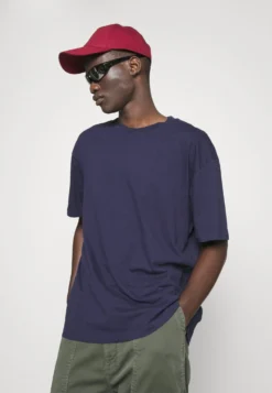 YOURTURN UNISEX - T-shirt Z Nadrukiem - Dark Blue -Yourturn 8cdb24fa80d34ce385a965b0fddfd54b scaled