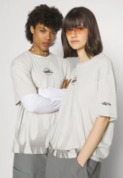 YOURTURN UNISEX - T-shirt Z Nadrukiem - Light Grey -Yourturn 9271e7045e624da787f88a3fc6e1799f scaled