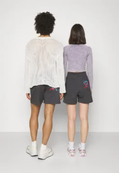 YOURTURN GRAPHIC - Szorty - Dark Grey -Yourturn 929b592fa2e2453caf79c67e68e9fac0 scaled