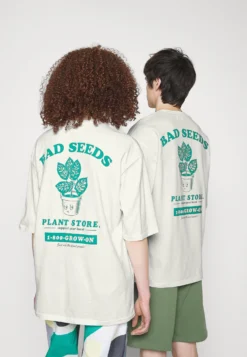 YOURTURN UNISEX - T-shirt Z Nadrukiem - Offwhite -Yourturn 9b64d858034a4248a7306c207e97d379 scaled