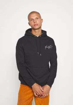 YOURTURN BOLD SCRIPT HOODIE UNISEX - Bluza - Black 7 YOURTURN BOLD SCRIPT HOODIE UNISEX - Bluza - Black -Yourturn a17dfdf24900463cb7ea23f6c78bf85f scaled