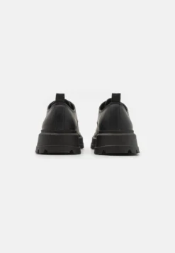 YOURTURN UNISEX - Oksfordki - Black -Yourturn aaae83047a954d1aab81392769433db6 scaled