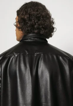 YOURTURN UNISEX - Koszula - Black -Yourturn aac3d2b9db7c4294a1c1ec7e00e85b6b scaled