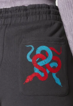 YOURTURN GRAPHIC - Szorty - Dark Grey -Yourturn acd6e72f079d41fb83f86eb6aff90d47 scaled