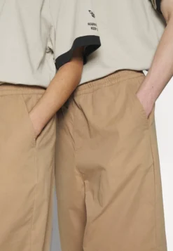 YOURTURN GENDERLESS PARACHUTE - Szorty - Brown -Yourturn ad5b933259074bd2b8a2edc947805f80 scaled