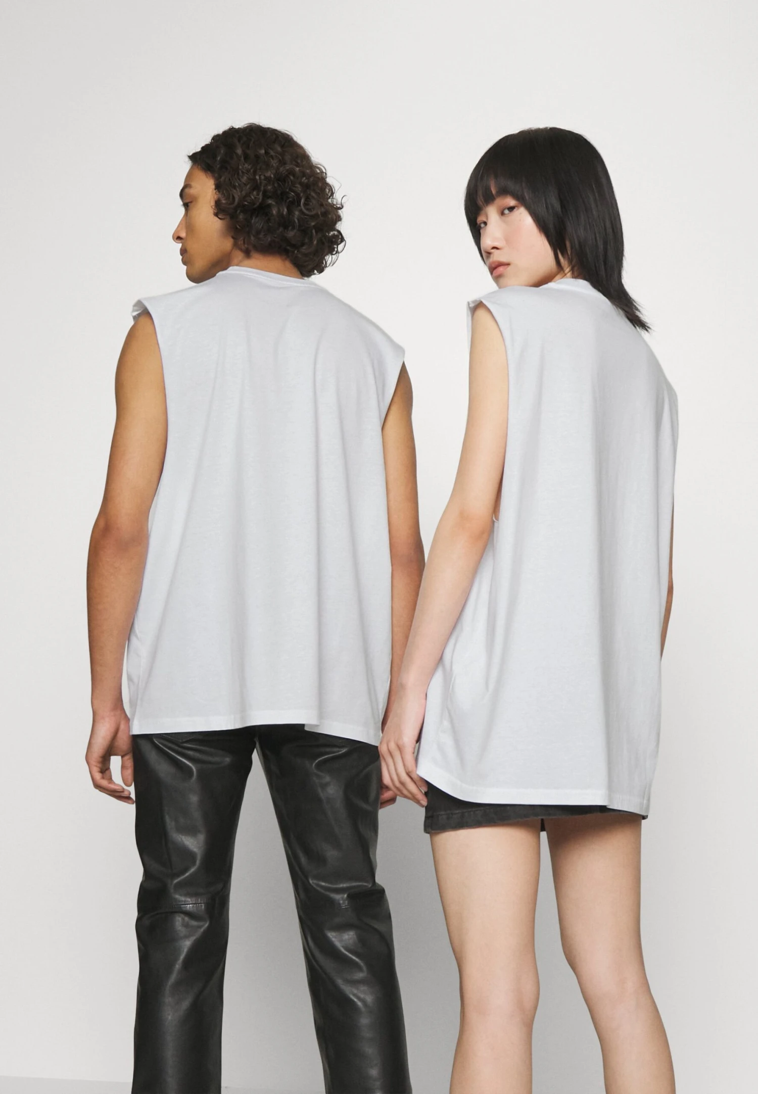 YOURTURN 2 PACK UNISEX - T-shirt Basic - White, Black 3 YOURTURN 2 PACK UNISEX - T-shirt Basic - White, Black - obrazek 3