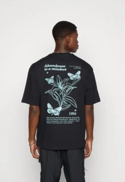 YOURTURN CHEST TEE UNISEX - T-shirt Z Nadrukiem - 802 - Black -Yourturn b2af27d4ebd04411a960eb8d69437ecf scaled