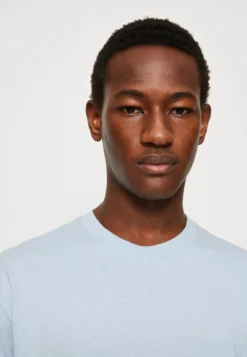 YOURTURN UNISEX - T-shirt Z Nadrukiem - Light Blue -Yourturn b688a4203028415f8644abd7f9f50f39 scaled