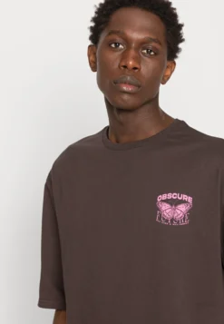 YOURTURN NOSTALGIA FUTURE TEE UNISEX - T-shirt Z Nadrukiem - Brown -Yourturn c005d8a45c934be4a730896b82b831be scaled